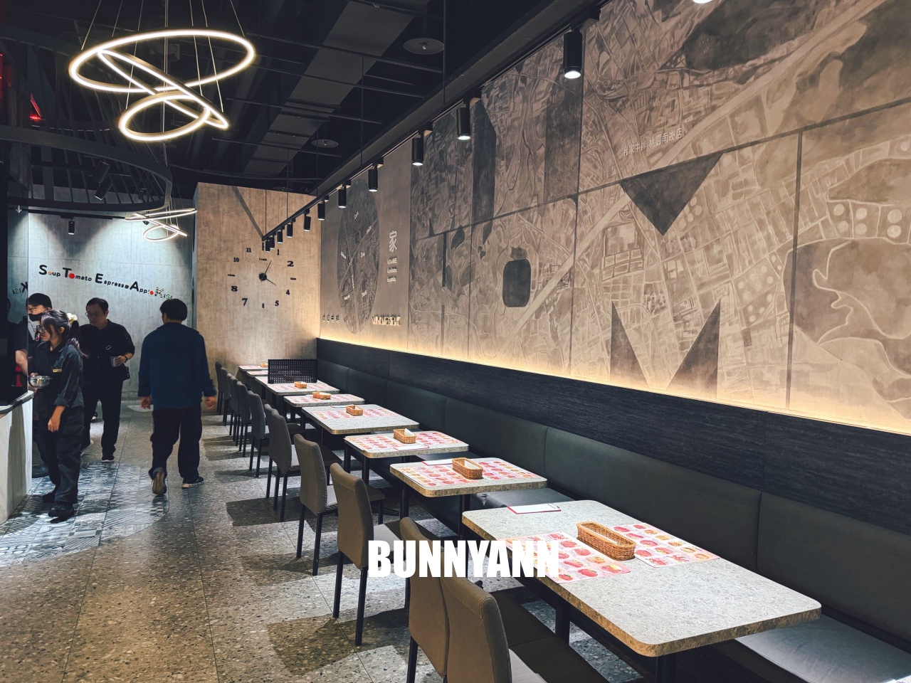 很多人沒來吃，是牛排自助吧店家，最低消費390吃超飽，百種餐點是招牌