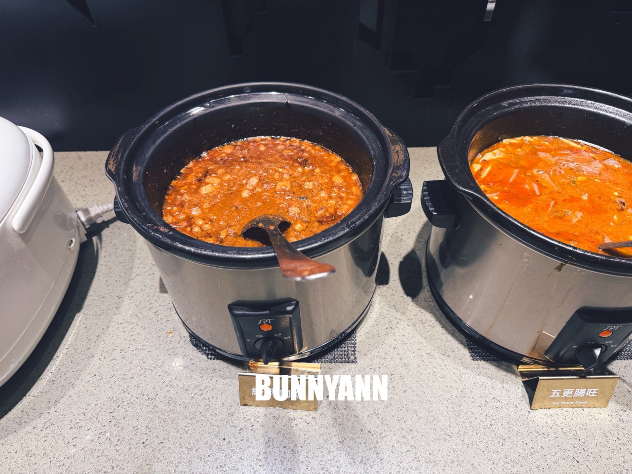 很多人沒來吃，是牛排自助吧店家，最低消費390吃超飽，百種餐點是招牌