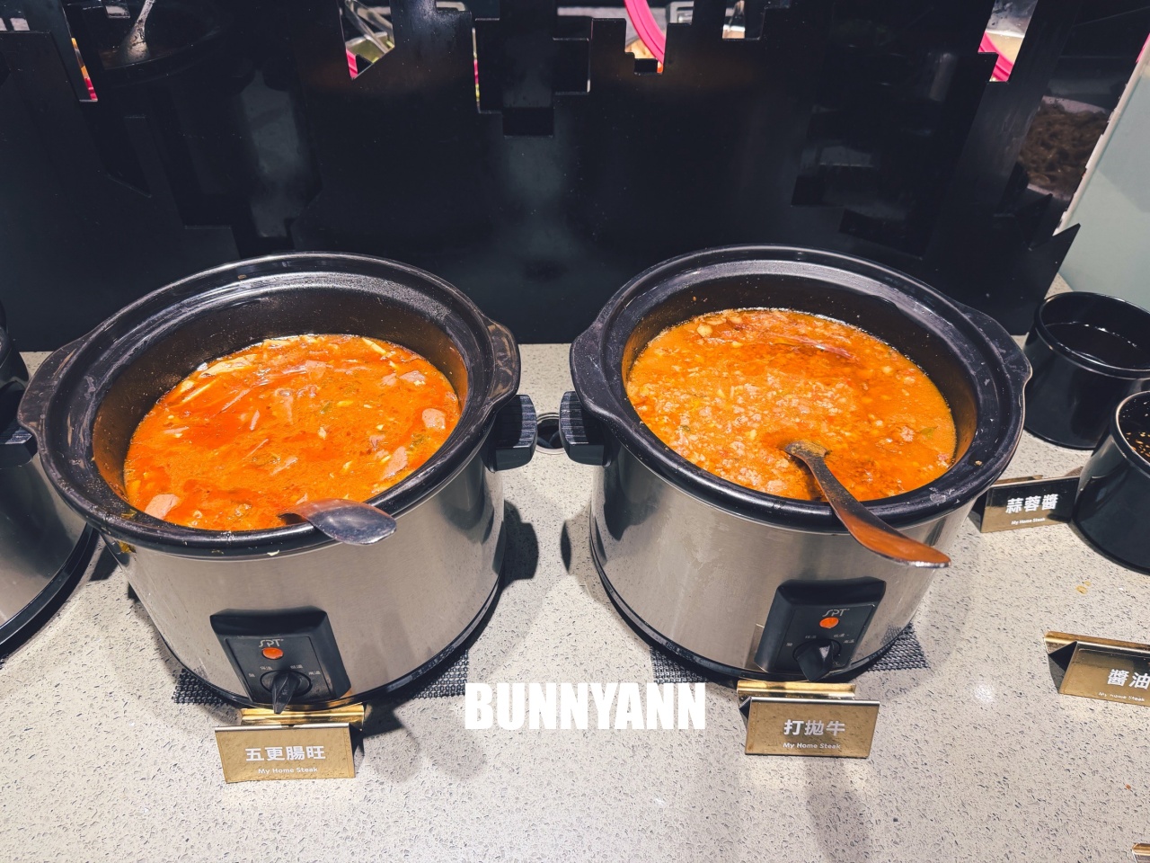 很多人沒來吃，是牛排自助吧店家，最低消費390吃超飽，百種餐點是招牌