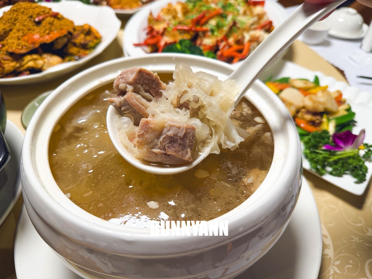 附近鄰居常來吃，是粵式海產店家，點個六菜一湯就吃不完，螃蟹沙公是招牌