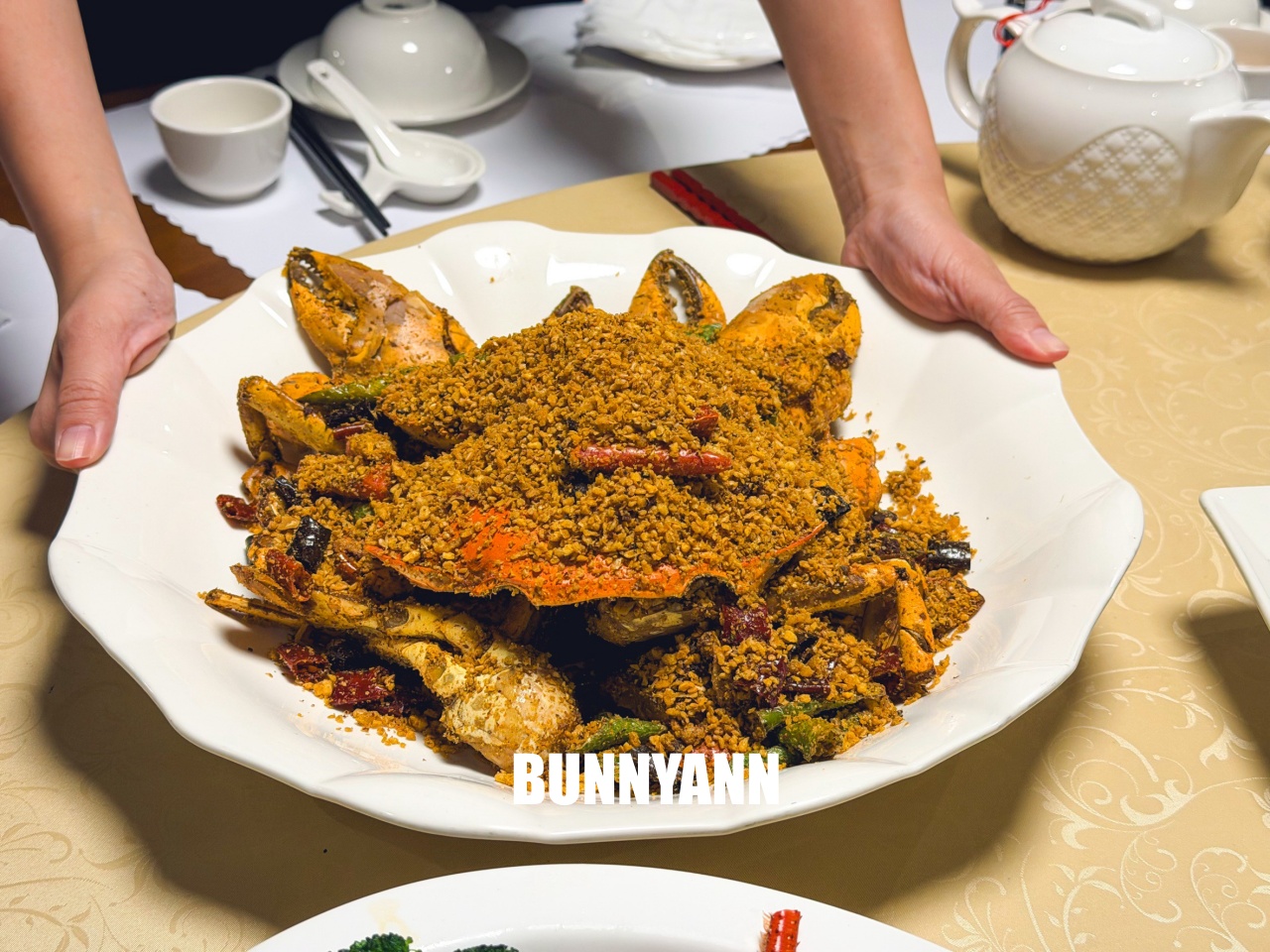 附近鄰居常來吃，是粵式海產店家，點個六菜一湯就吃不完，螃蟹沙公是招牌