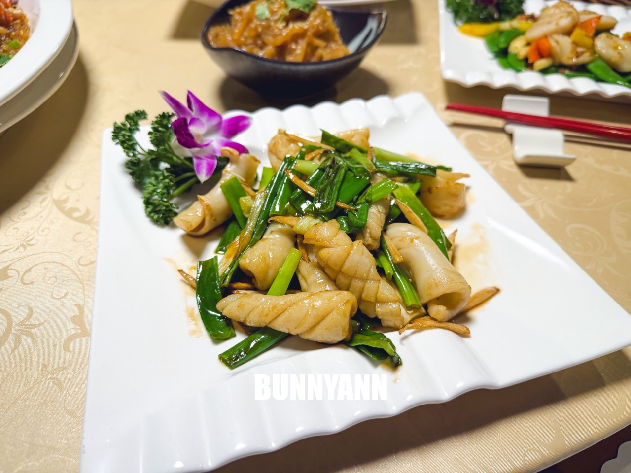 附近鄰居常來吃，是粵式海產店家，點個六菜一湯就吃不完，螃蟹沙公是招牌