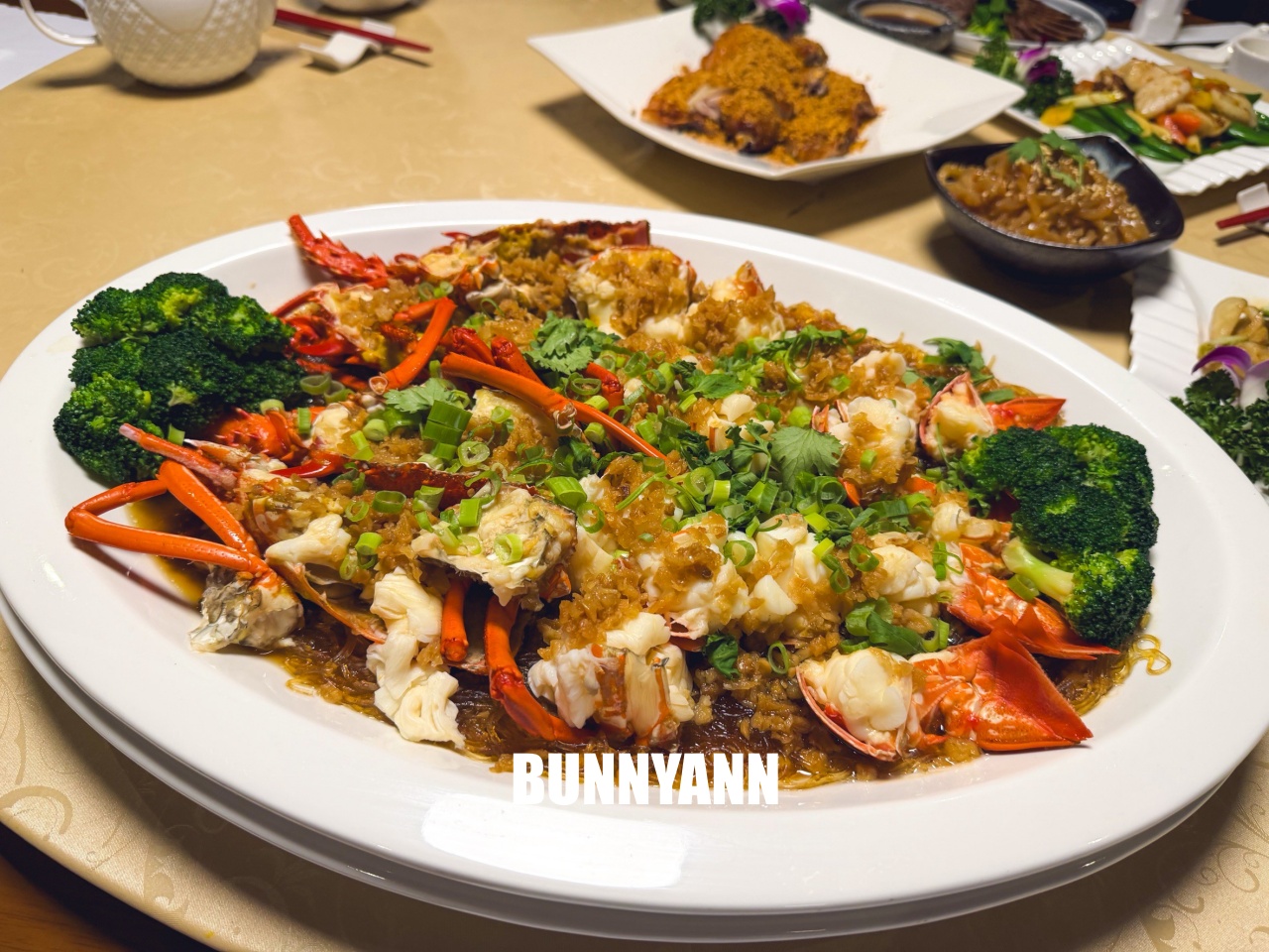 附近鄰居常來吃，是粵式海產店家，點個六菜一湯就吃不完，螃蟹沙公是招牌