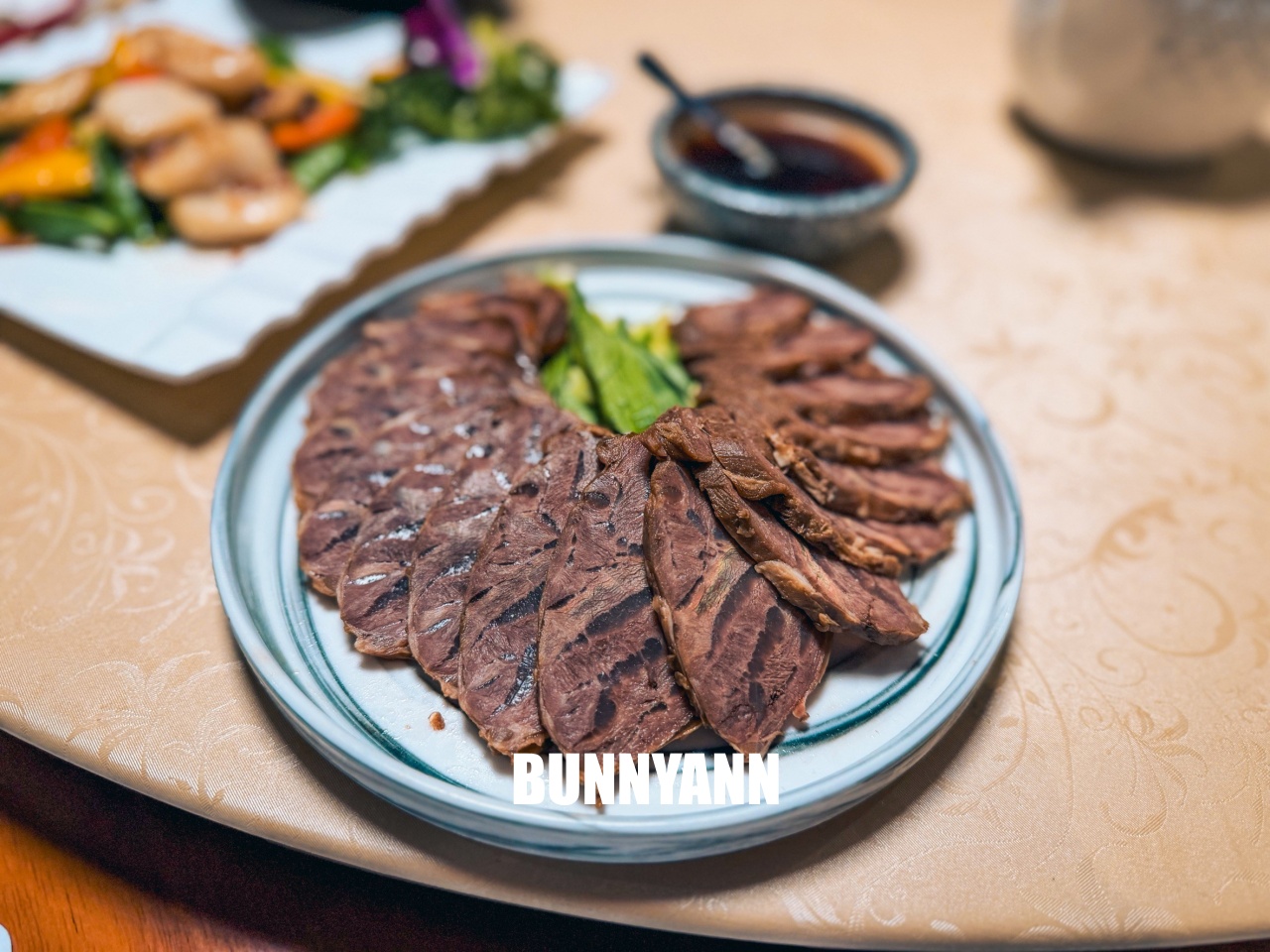 附近鄰居常來吃，是粵式海產店家，點個六菜一湯就吃不完，螃蟹沙公是招牌