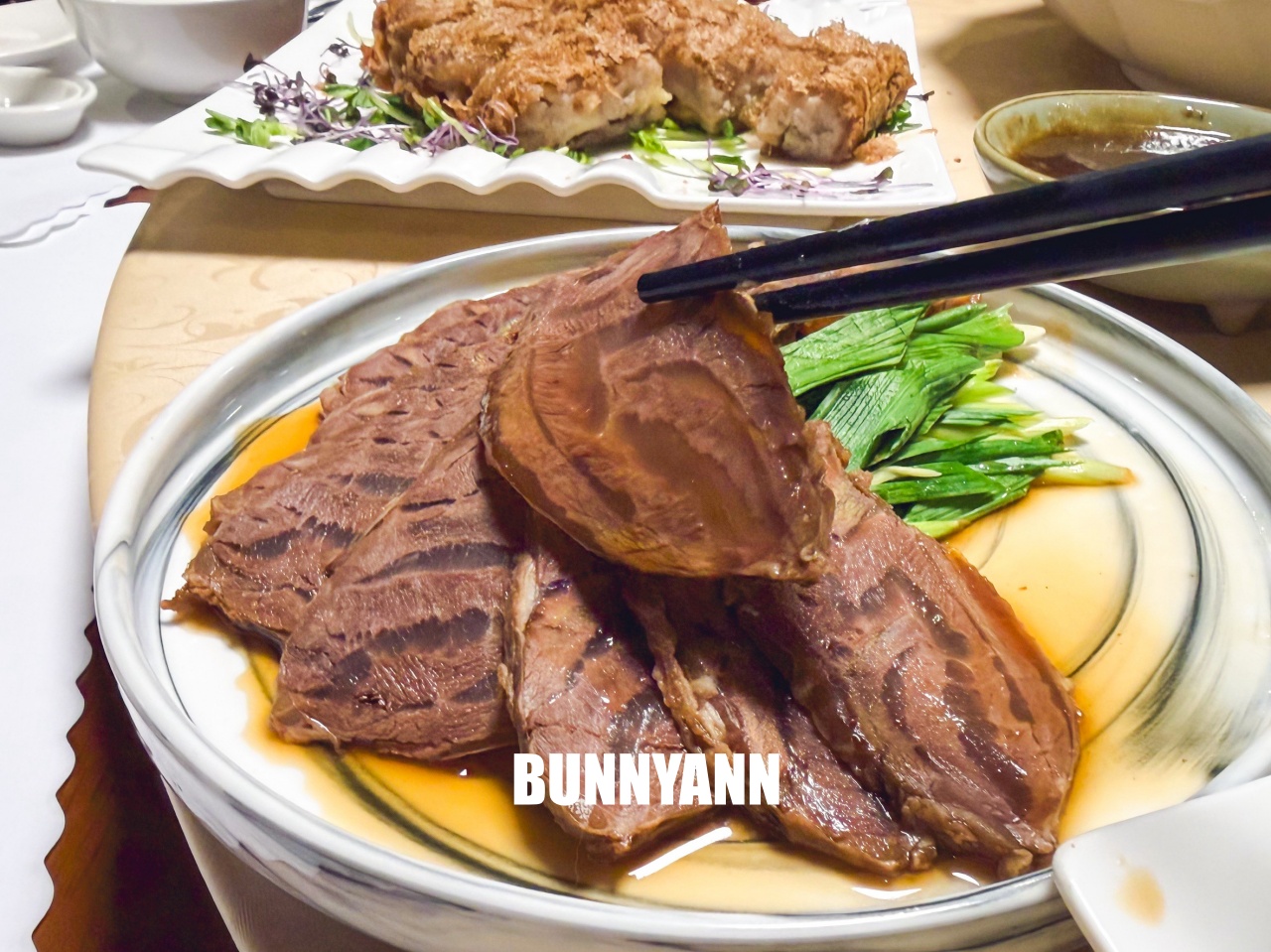 附近鄰居常來吃，是粵式海產店家，點個六菜一湯就吃不完，螃蟹沙公是招牌