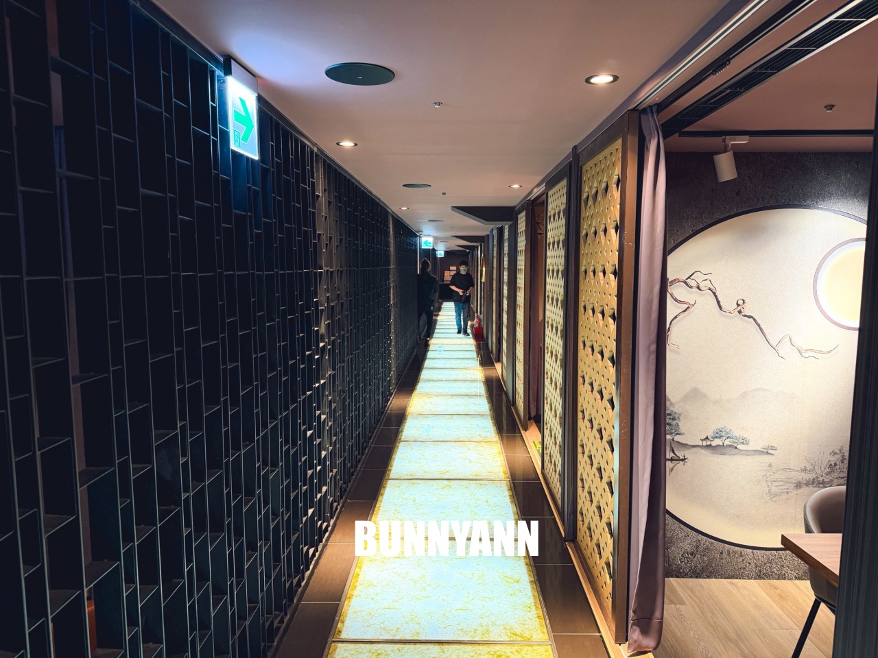 附近鄰居常來吃，是粵式海產店家，點個六菜一湯就吃不完，螃蟹沙公是招牌