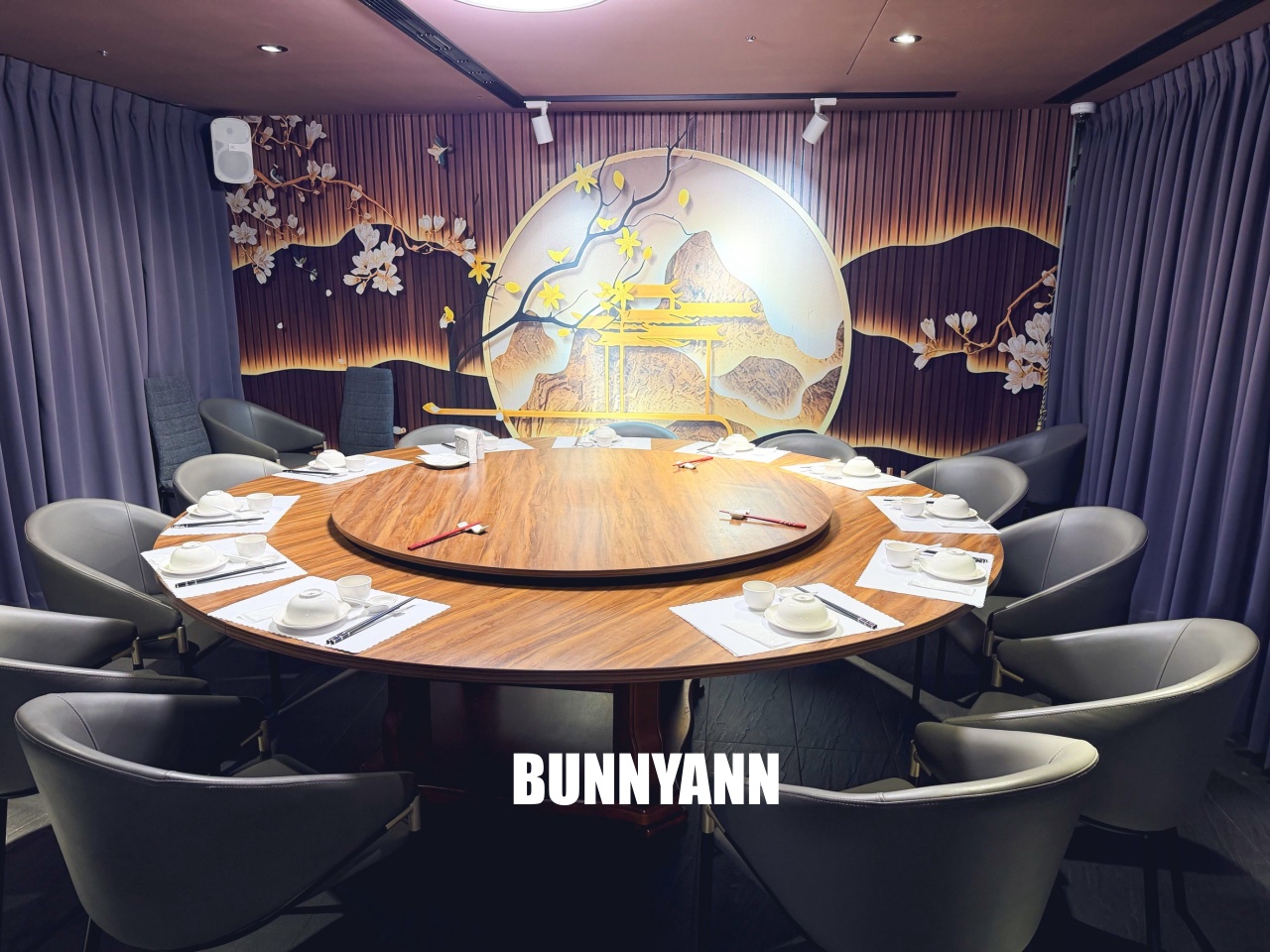 附近鄰居常來吃，是粵式海產店家，點個六菜一湯就吃不完，螃蟹沙公是招牌