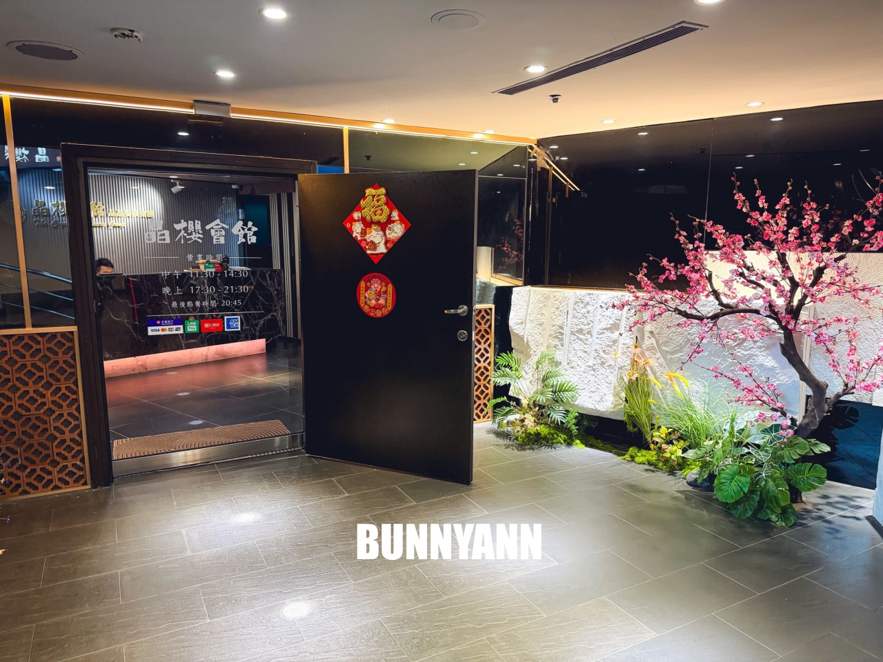 附近鄰居常來吃，是粵式海產店家，點個六菜一湯就吃不完，螃蟹沙公是招牌
