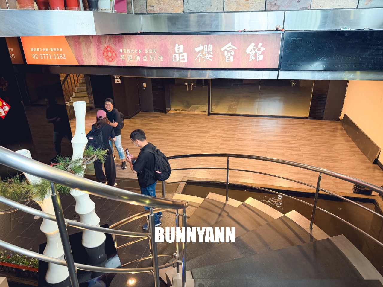 附近鄰居常來吃，是粵式海產店家，點個六菜一湯就吃不完，螃蟹沙公是招牌
