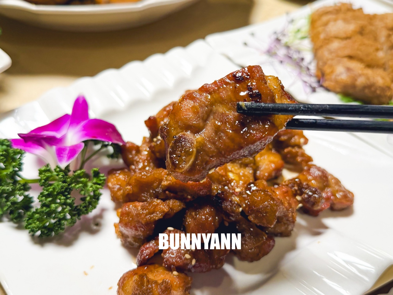 附近鄰居常來吃，是粵式海產店家，點個六菜一湯就吃不完，螃蟹沙公是招牌