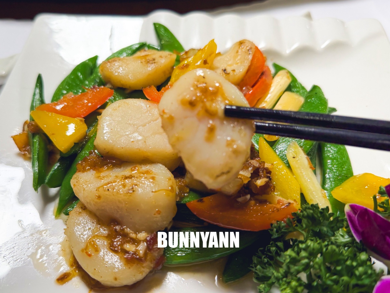 附近鄰居常來吃，是粵式海產店家，點個六菜一湯就吃不完，螃蟹沙公是招牌