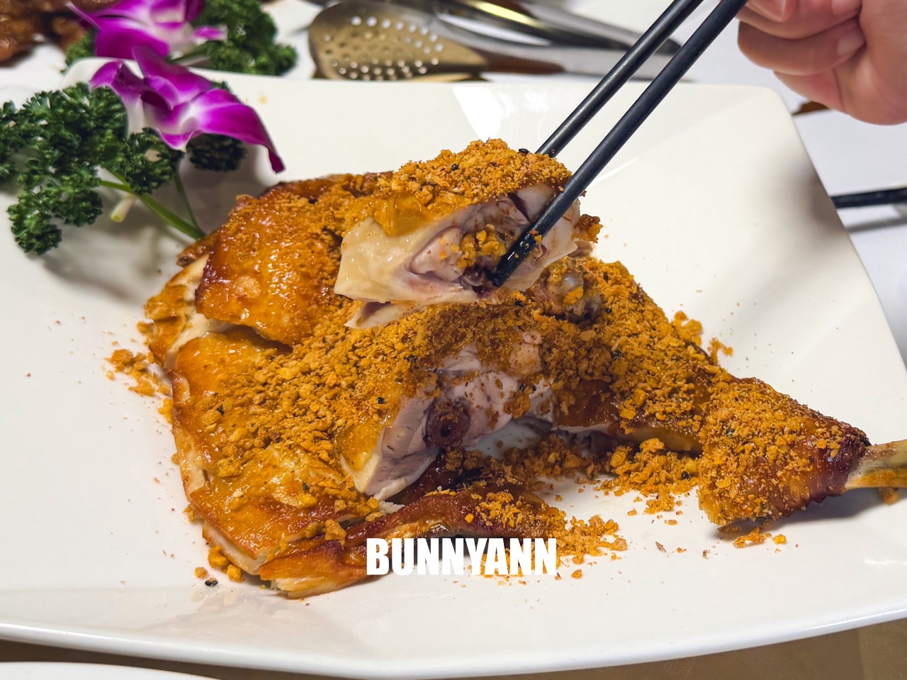 附近鄰居常來吃，是粵式海產店家，點個六菜一湯就吃不完，螃蟹沙公是招牌