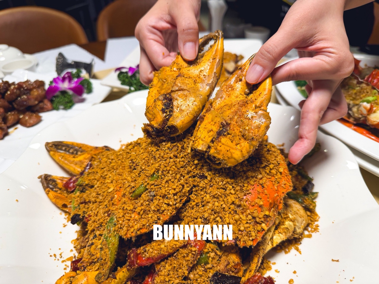 附近鄰居常來吃，是粵式海產店家，點個六菜一湯就吃不完，螃蟹沙公是招牌