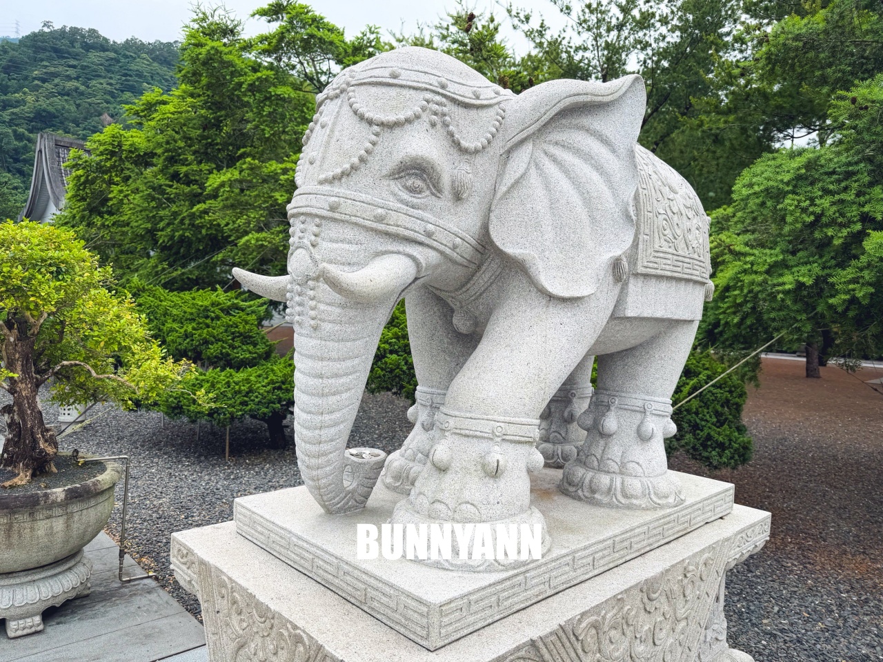 很多人不知道，是最美禪風寺廟，園區匠心雕刻場景真美，後花園步道也是招牌
