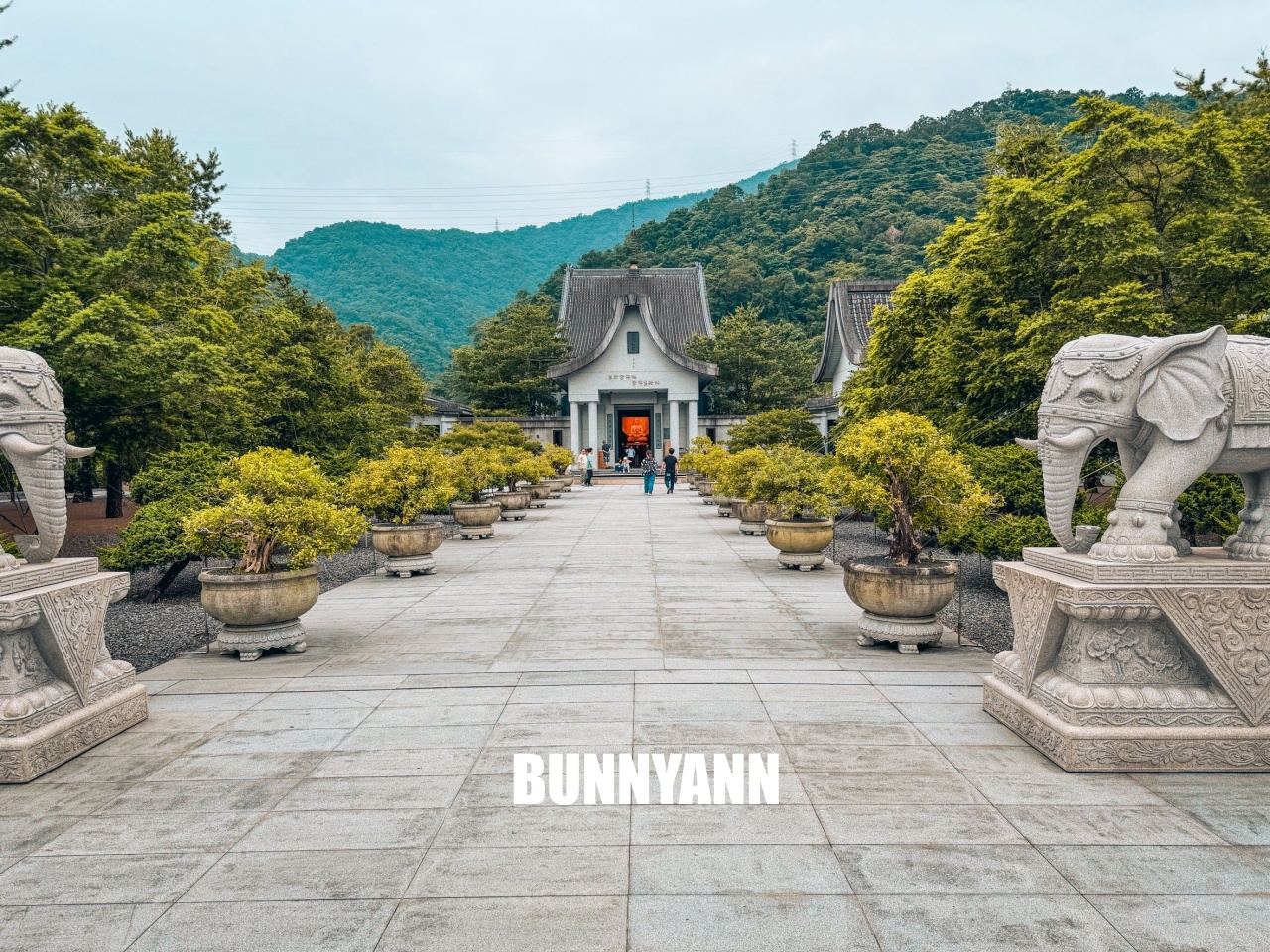 很多人不知道，是最美禪風寺廟，園區匠心雕刻場景真美，後花園步道也是招牌
