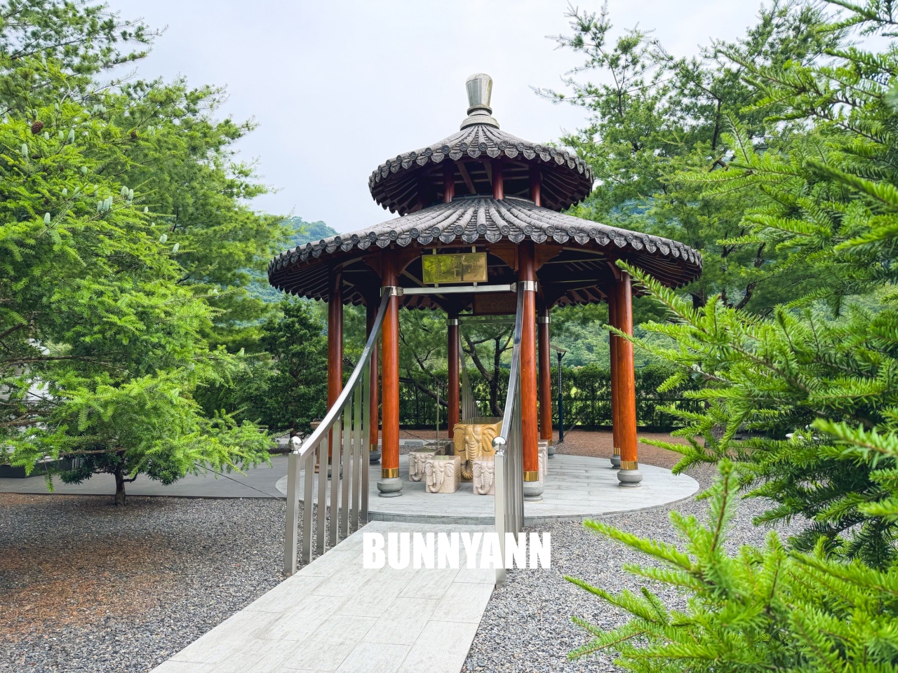 很多人不知道，是最美禪風寺廟，園區匠心雕刻場景真美，後花園步道也是招牌