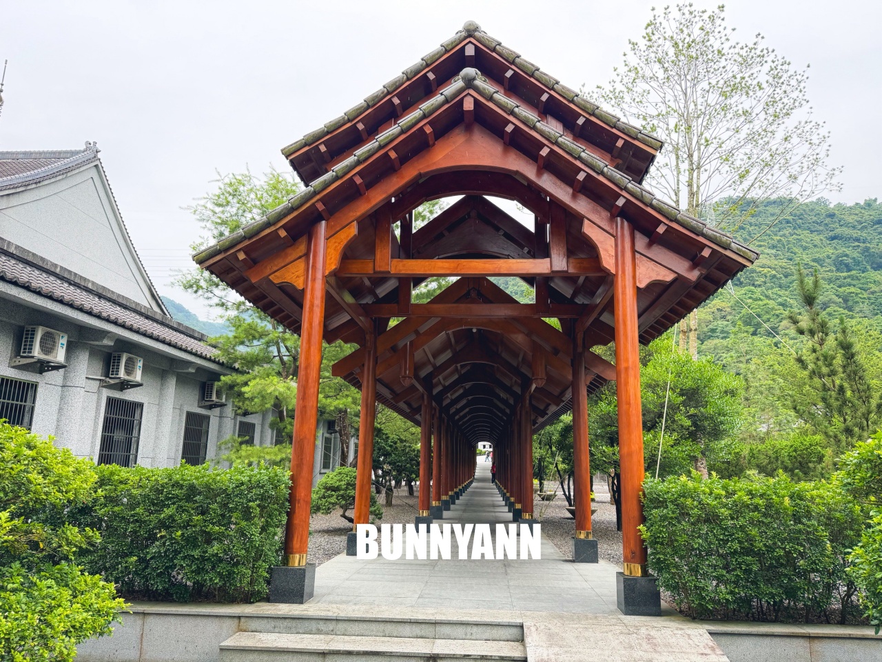 很多人不知道，是最美禪風寺廟，園區匠心雕刻場景真美，後花園步道也是招牌
