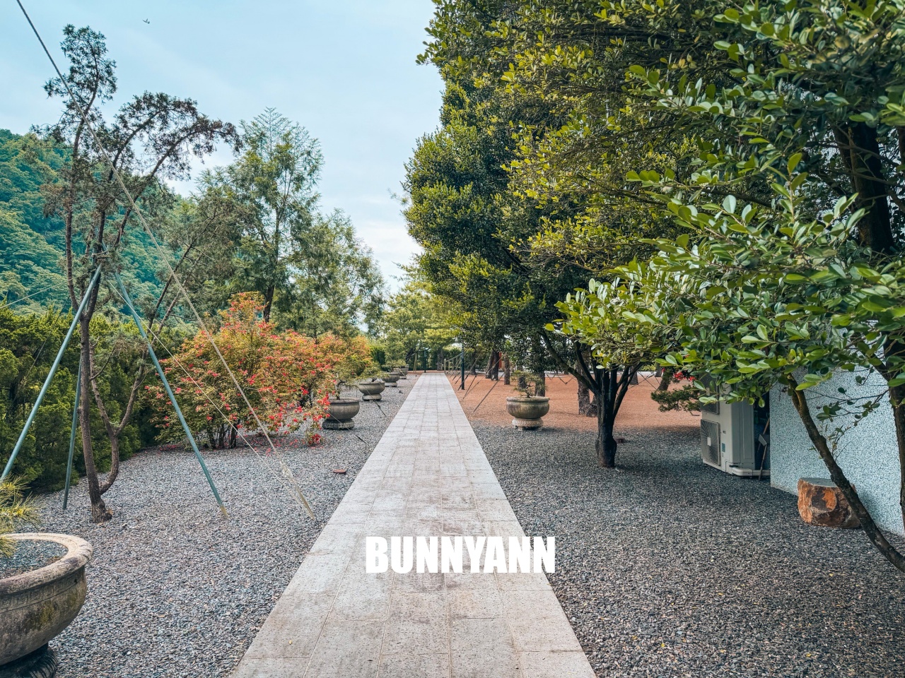 很多人不知道，是最美禪風寺廟，園區匠心雕刻場景真美，後花園步道也是招牌