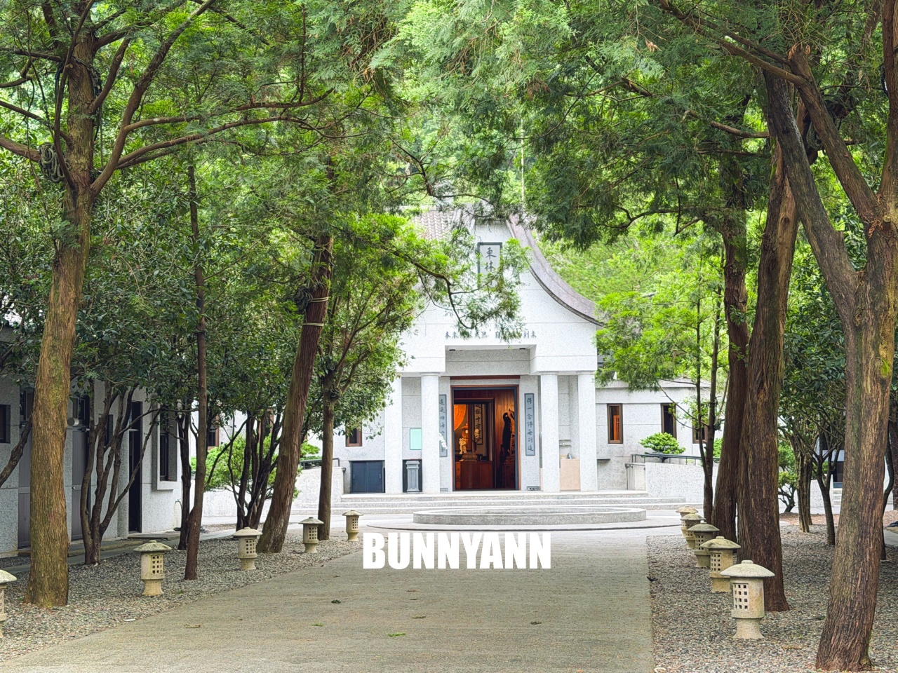 很多人不知道，是最美禪風寺廟，園區匠心雕刻場景真美，後花園步道也是招牌