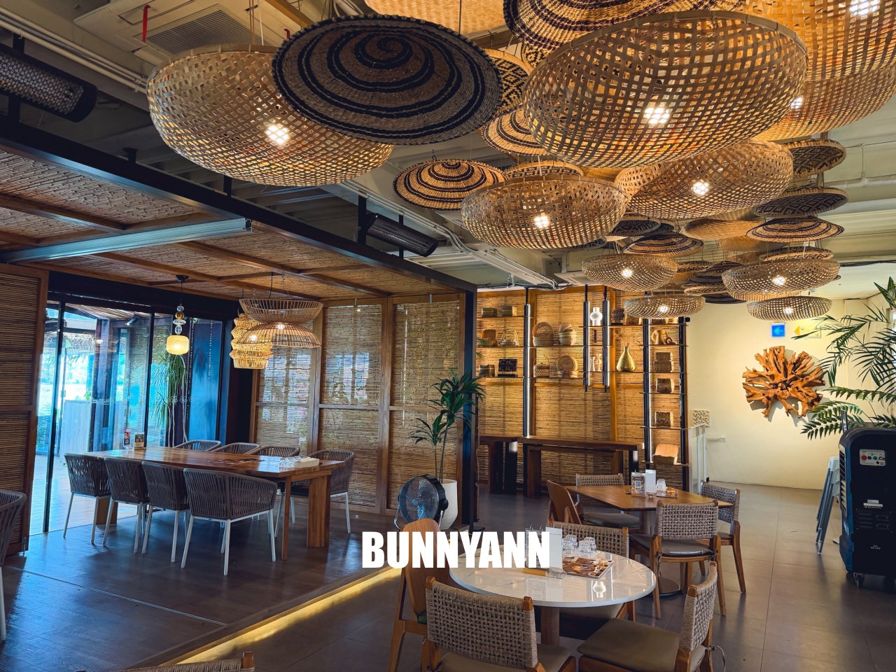 很多人不知道，是景觀咖啡店家，低消250能待整天，南洋風格也是招牌