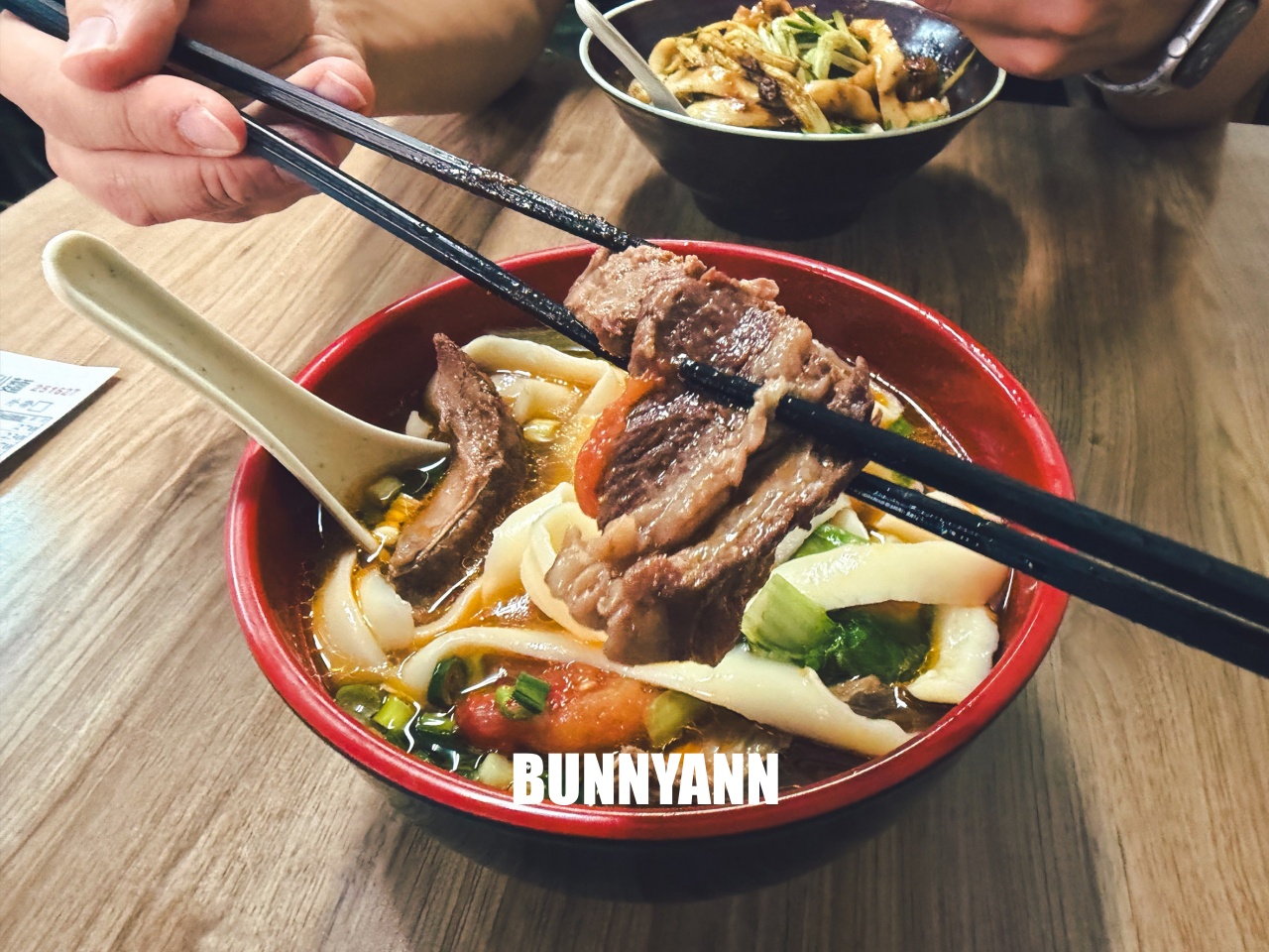很多人不知道，卻是牛肉刀削麵店家，千萬不要點大碗，鹹蛋超人是招牌
