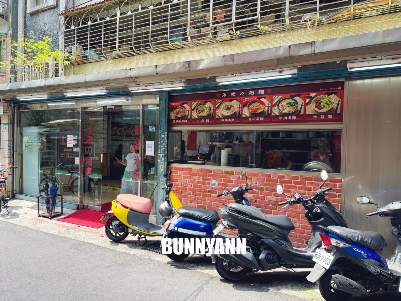 很多人不知道，卻是牛肉刀削麵店家，千萬不要點大碗，鹹蛋超人是招牌
