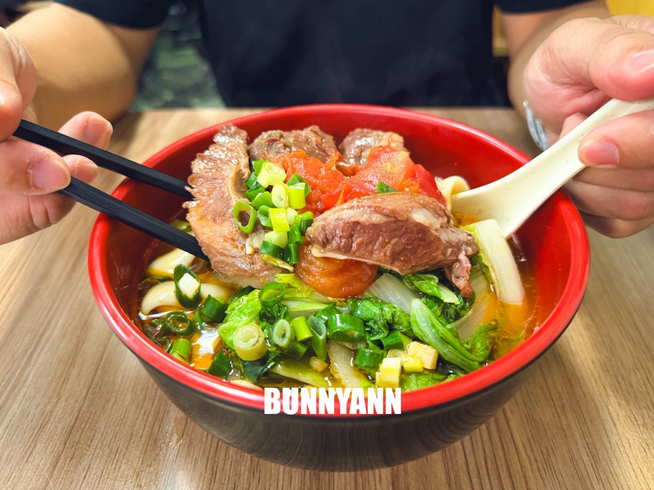 很多人不知道，卻是牛肉刀削麵店家，千萬不要點大碗，鹹蛋超人是招牌