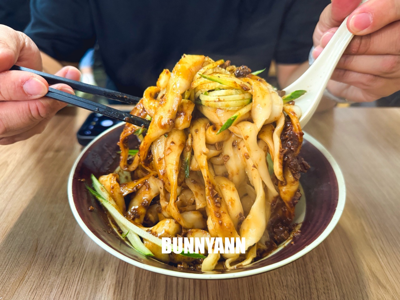 很多人不知道，卻是牛肉刀削麵店家，千萬不要點大碗，鹹蛋超人是招牌