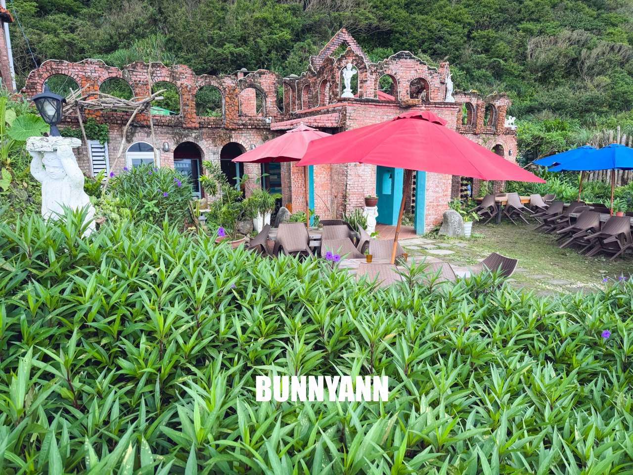 一半人沒發現，是景觀咖啡店家，低消150能待整天，面對海景是主打