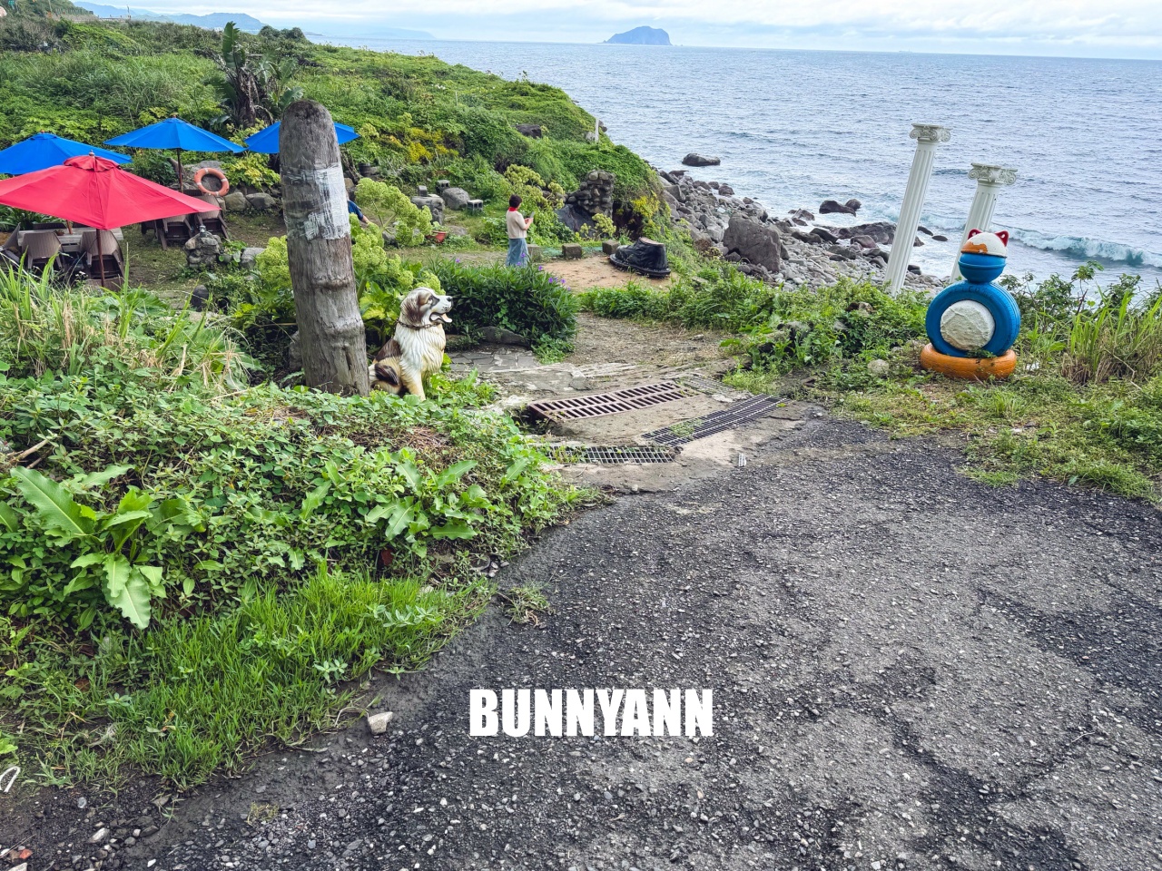 一半人沒發現，是景觀咖啡店家，低消150能待整天，面對海景是主打