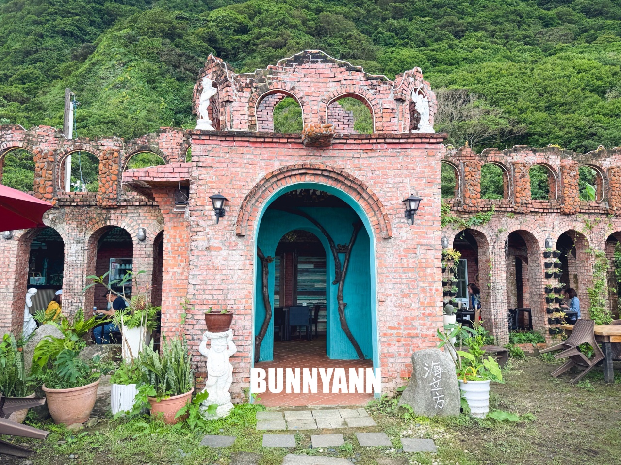 一半人沒發現，是景觀咖啡店家，低消150能待整天，面對海景是主打