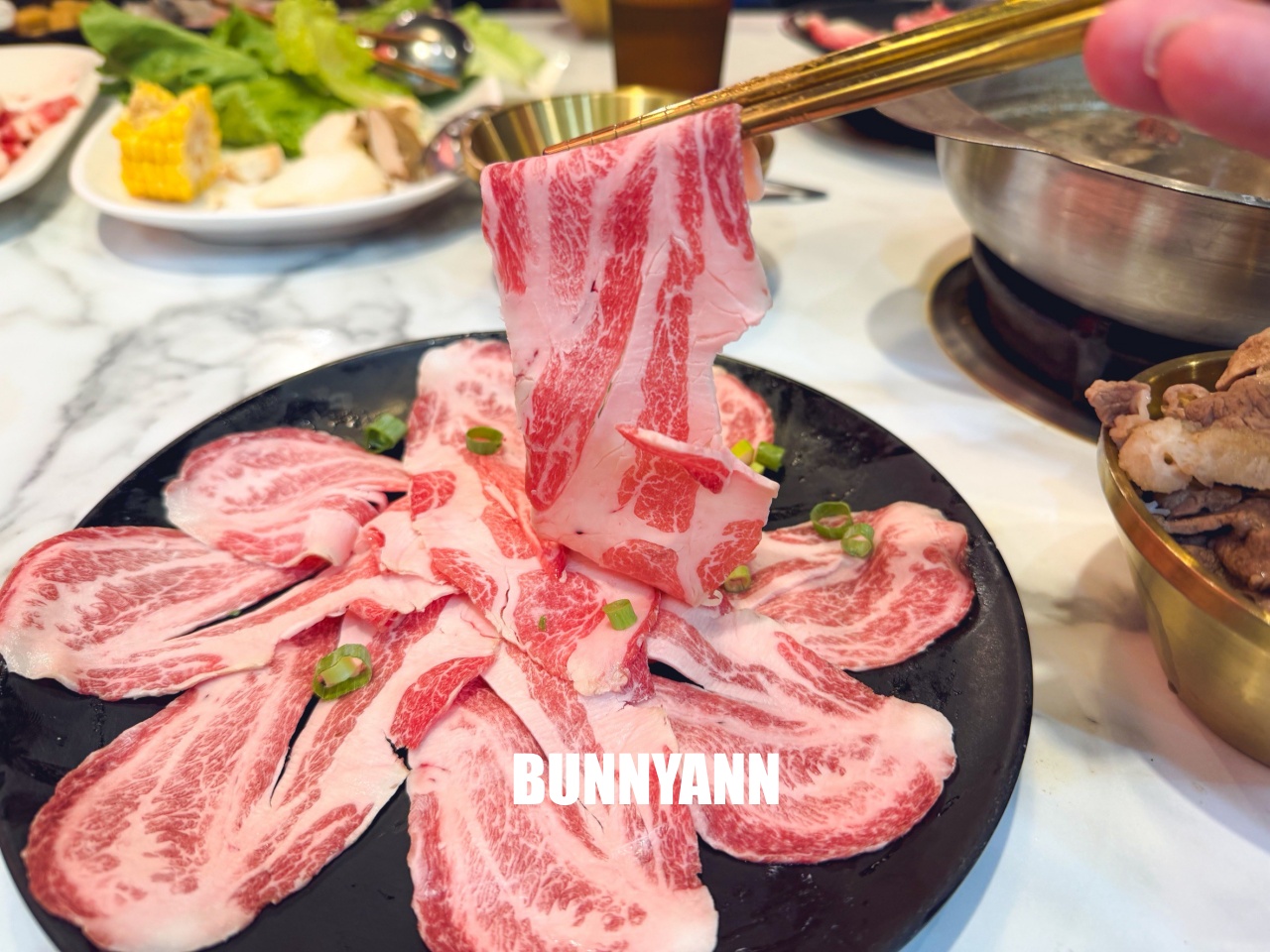 一半人沒吃過！是火鍋吃到飽店家，低消399起就能吃很飽，近百樣食材是招牌