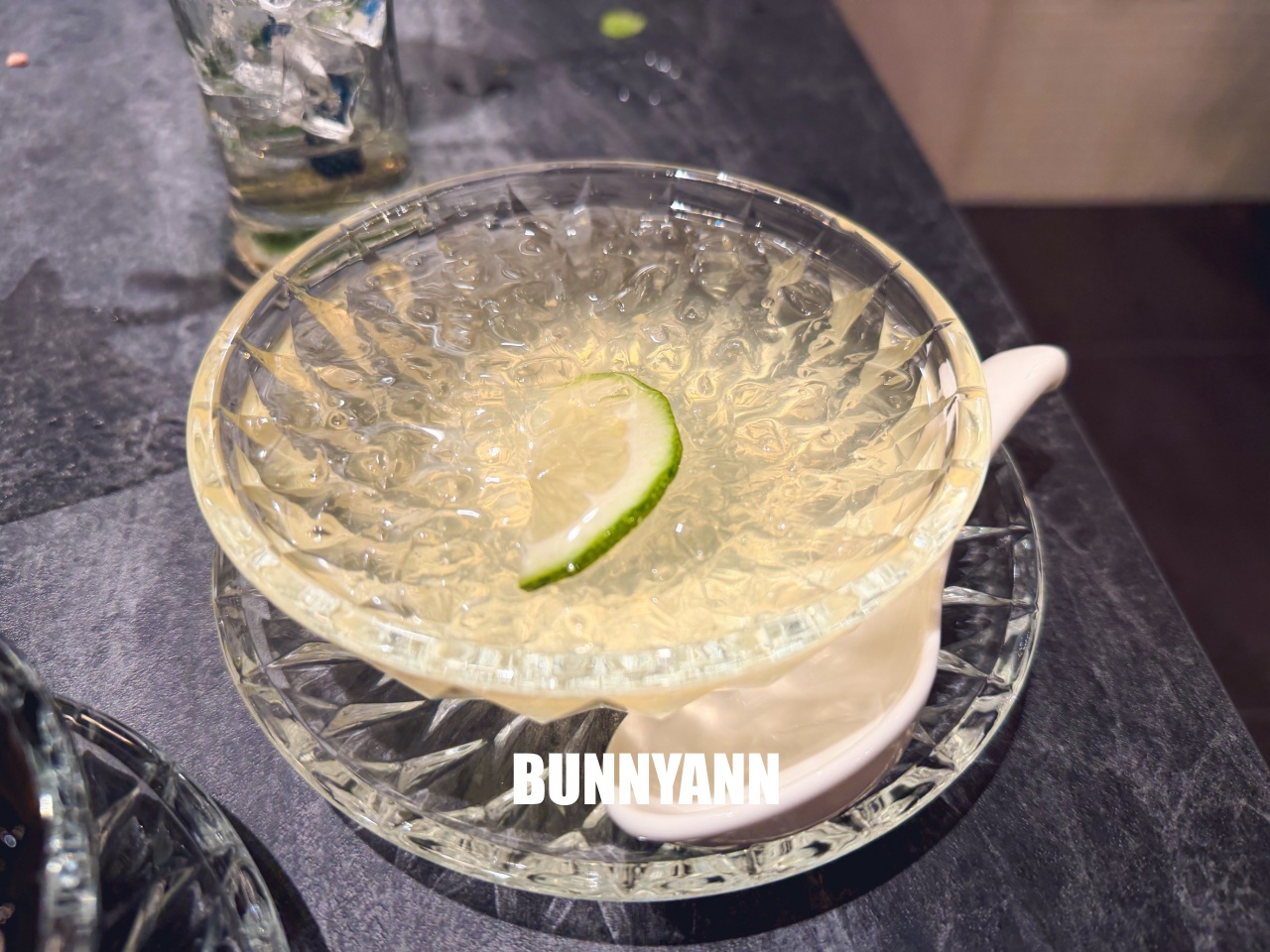 附近鄰居當午餐吃，就是台菜餐廳店家，點個四人套餐就很夠吃，浪漫環境也是主打