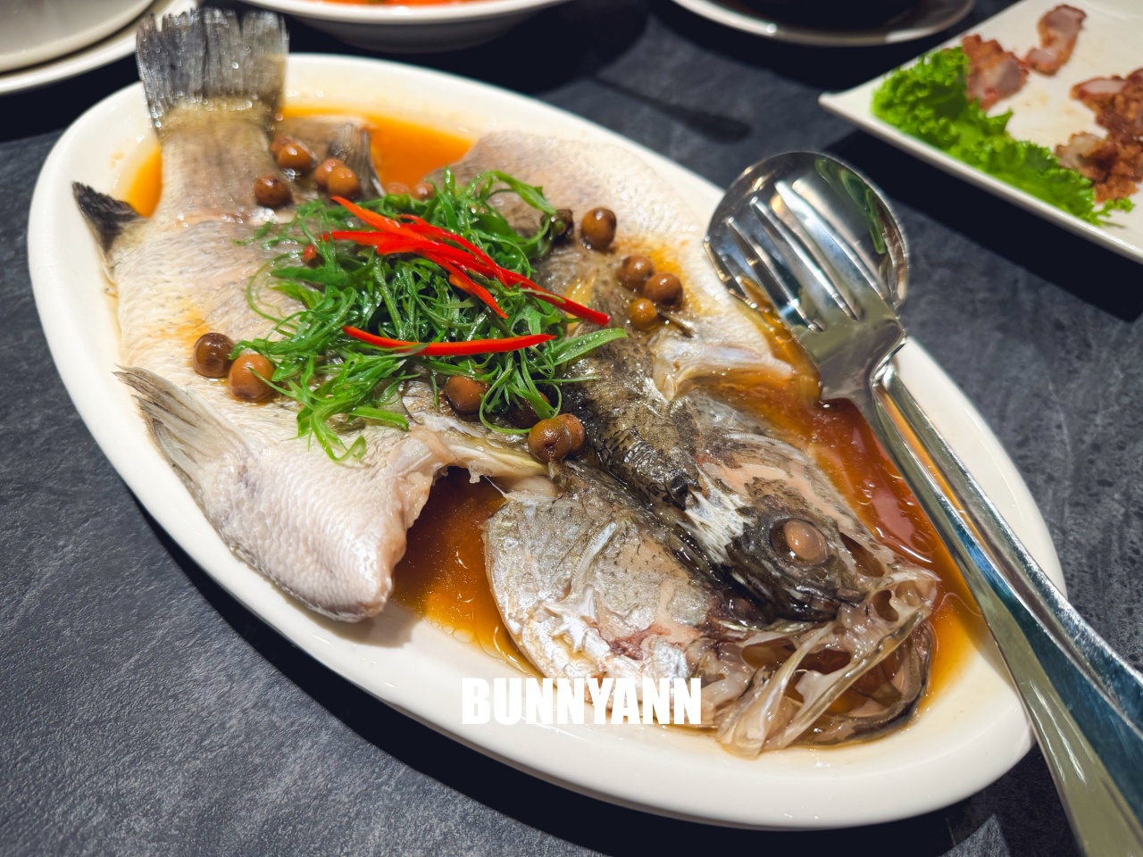 附近鄰居當午餐吃，就是台菜餐廳店家，點個四人套餐就很夠吃，浪漫環境也是主打
