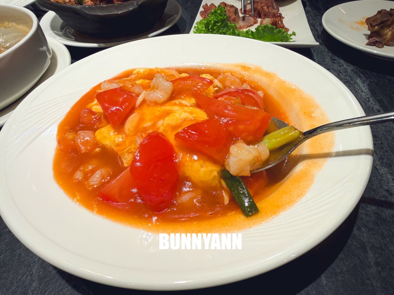 附近鄰居當午餐吃，就是台菜餐廳店家，點個四人套餐就很夠吃，浪漫環境也是主打