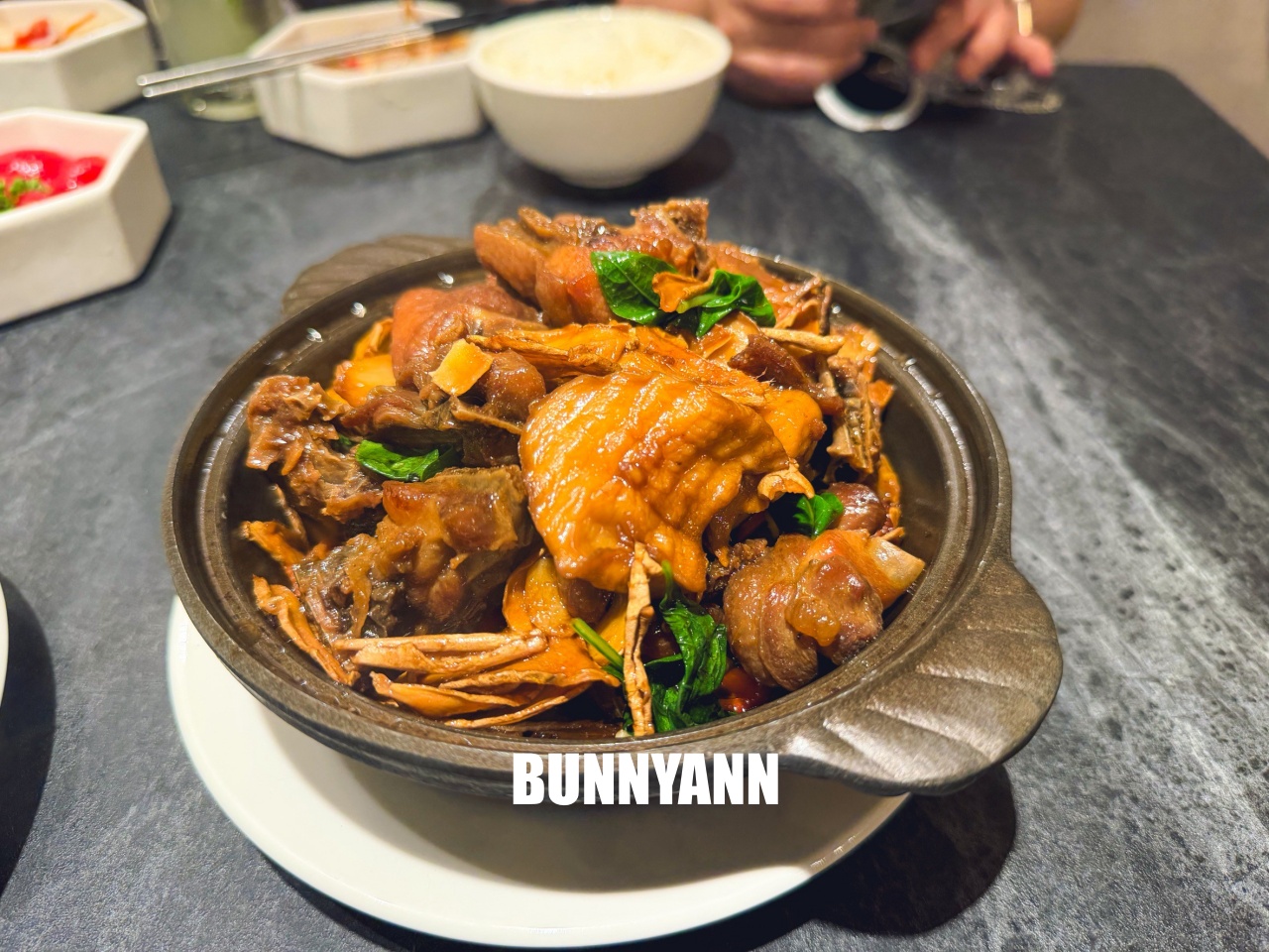 附近鄰居當午餐吃，就是台菜餐廳店家，點個四人套餐就很夠吃，浪漫環境也是主打