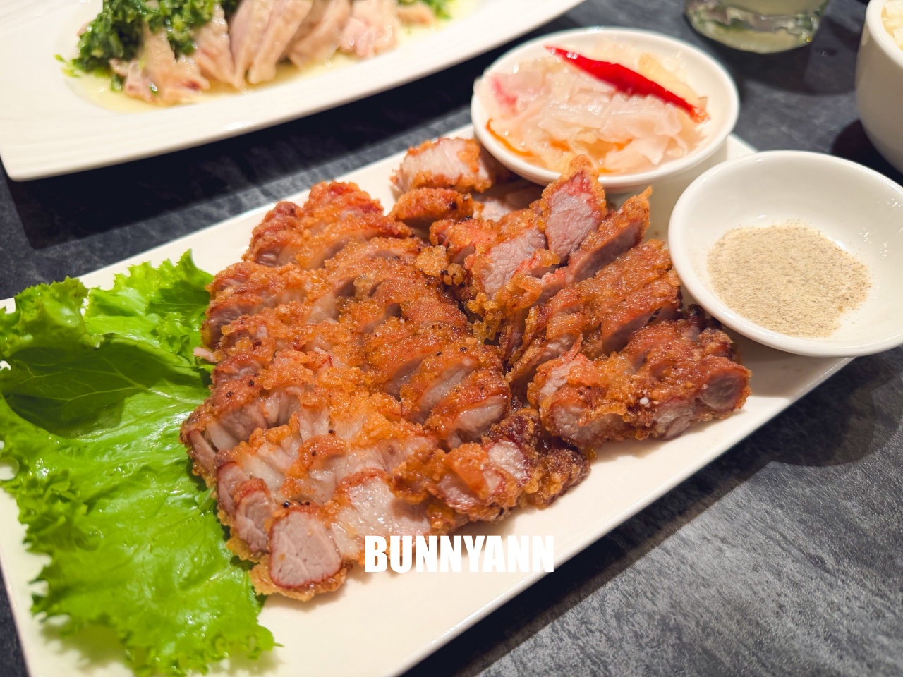 附近鄰居當午餐吃，就是台菜餐廳店家，點個四人套餐就很夠吃，浪漫環境也是主打