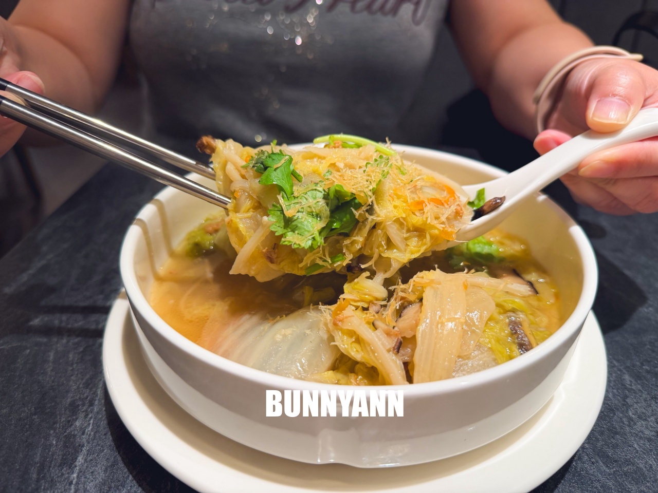 附近鄰居當午餐吃，就是台菜餐廳店家，點個四人套餐就很夠吃，浪漫環境也是主打