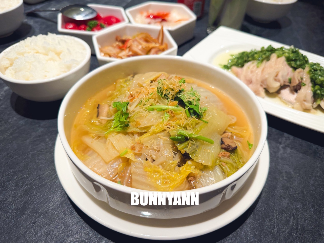 附近鄰居當午餐吃，就是台菜餐廳店家，點個四人套餐就很夠吃，浪漫環境也是主打