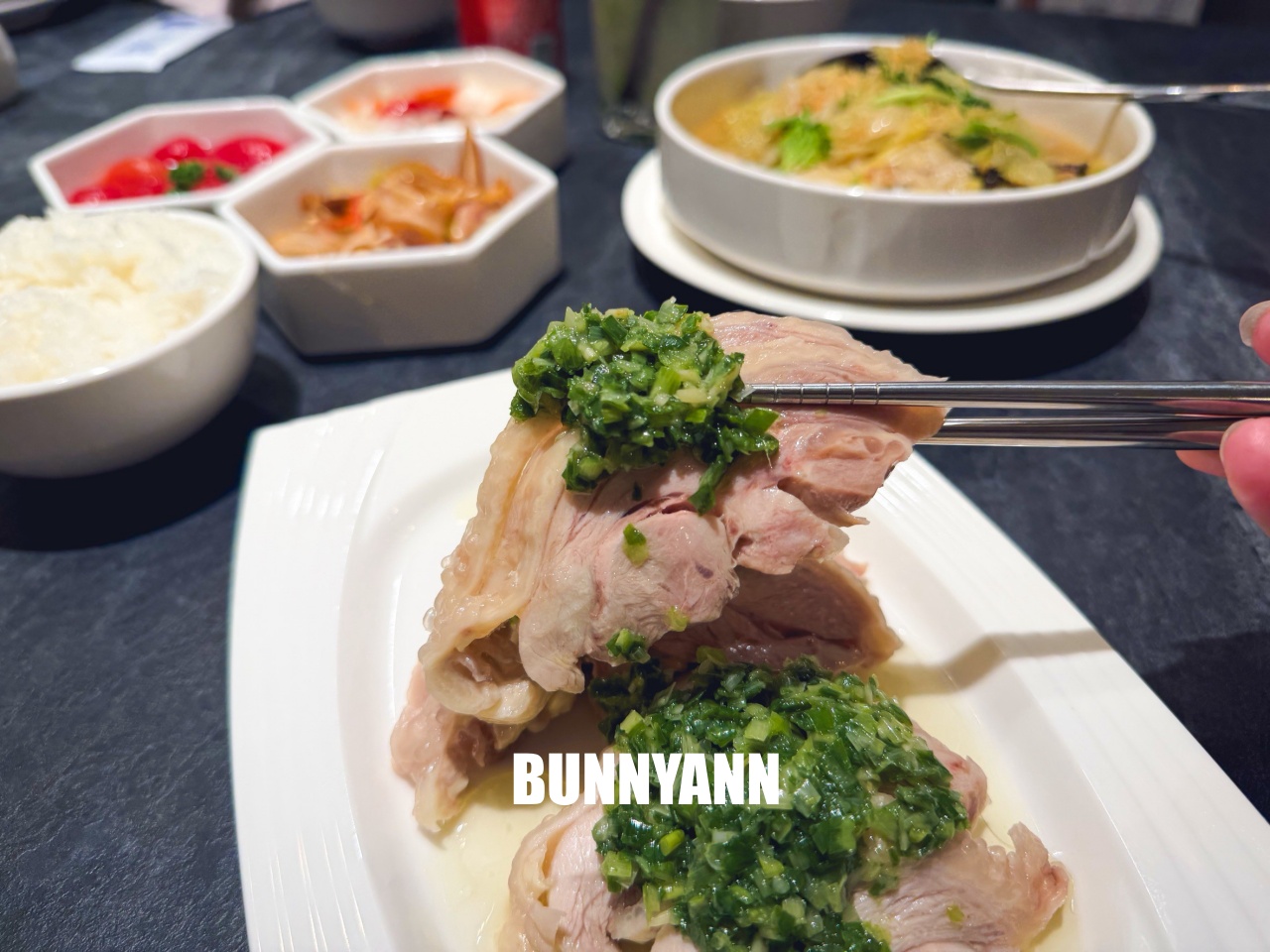 附近鄰居當午餐吃，就是台菜餐廳店家，點個四人套餐就很夠吃，浪漫環境也是主打