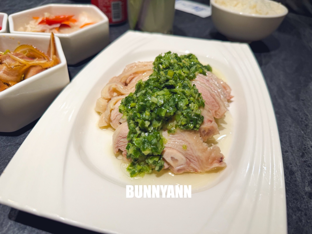 附近鄰居當午餐吃，就是台菜餐廳店家，點個四人套餐就很夠吃，浪漫環境也是主打