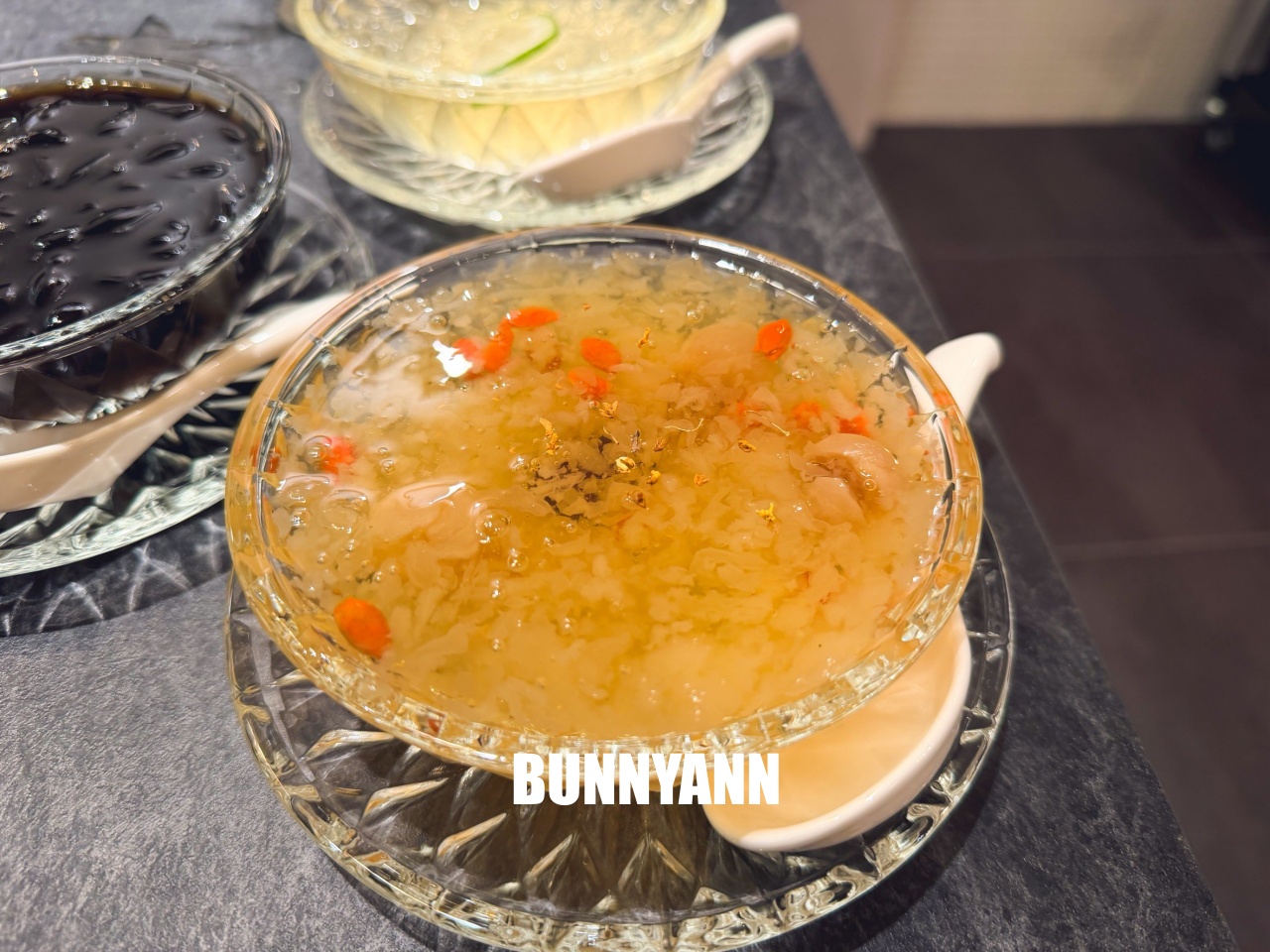 附近鄰居當午餐吃，就是台菜餐廳店家，點個四人套餐就很夠吃，浪漫環境也是主打