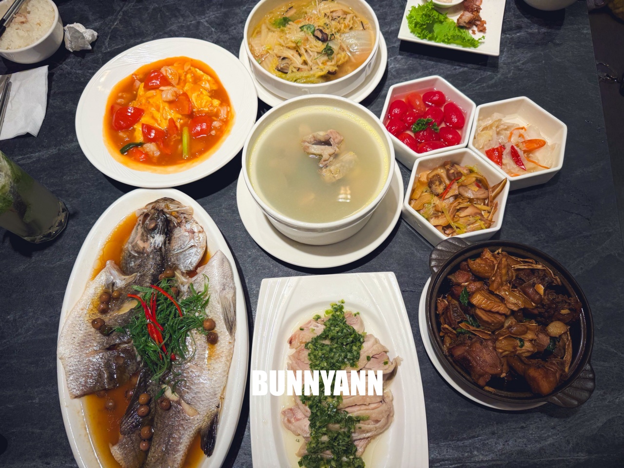 附近鄰居當午餐吃，就是台菜餐廳店家，點個四人套餐就很夠吃，浪漫環境也是主打