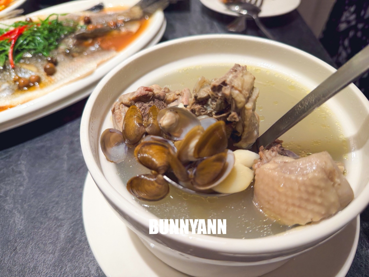 附近鄰居當午餐吃，就是台菜餐廳店家，點個四人套餐就很夠吃，浪漫環境也是主打