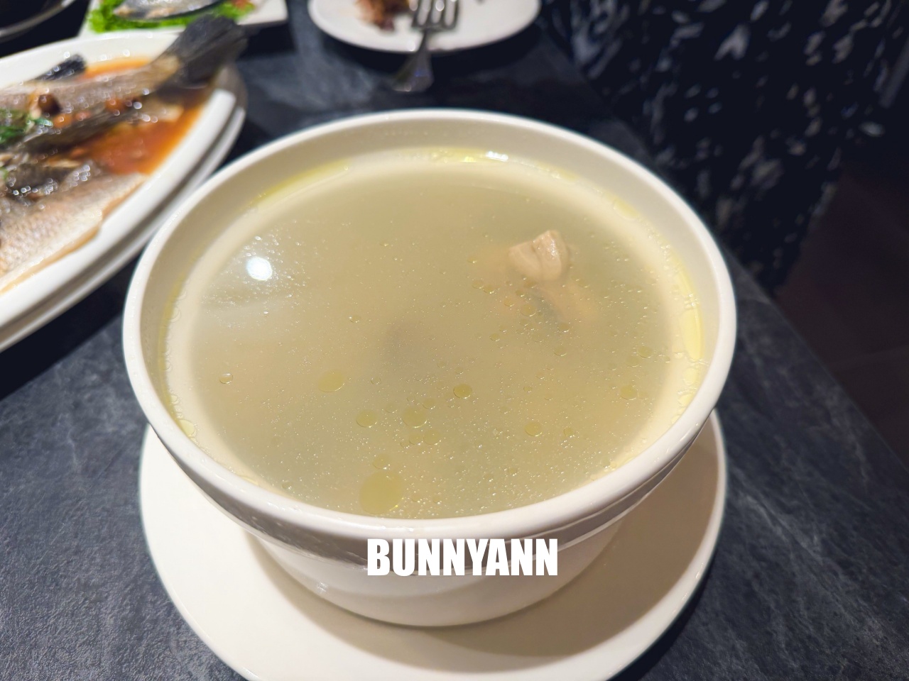 附近鄰居當午餐吃，就是台菜餐廳店家，點個四人套餐就很夠吃，浪漫環境也是主打