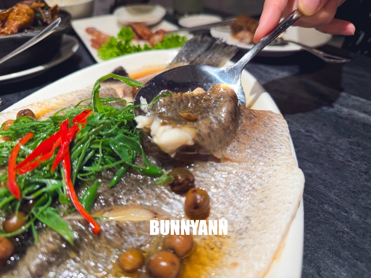 附近鄰居當午餐吃，就是台菜餐廳店家，點個四人套餐就很夠吃，浪漫環境也是主打