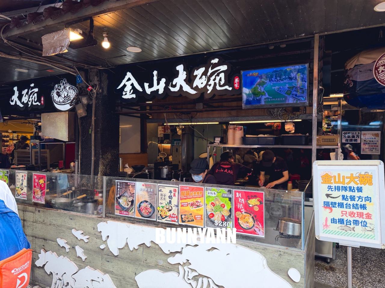 外國人也專程來吃，是螃蟹粥店家，點個大碗吃不下，牛奶貝也是招牌