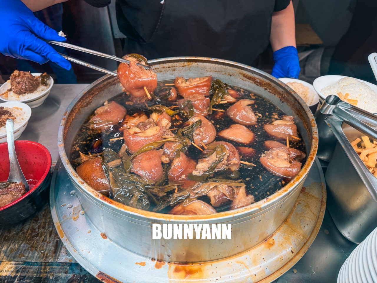 附近鄰居常吃中午，就是爌肉飯店家，兩百元能吃很飽，間隔肉也是招牌