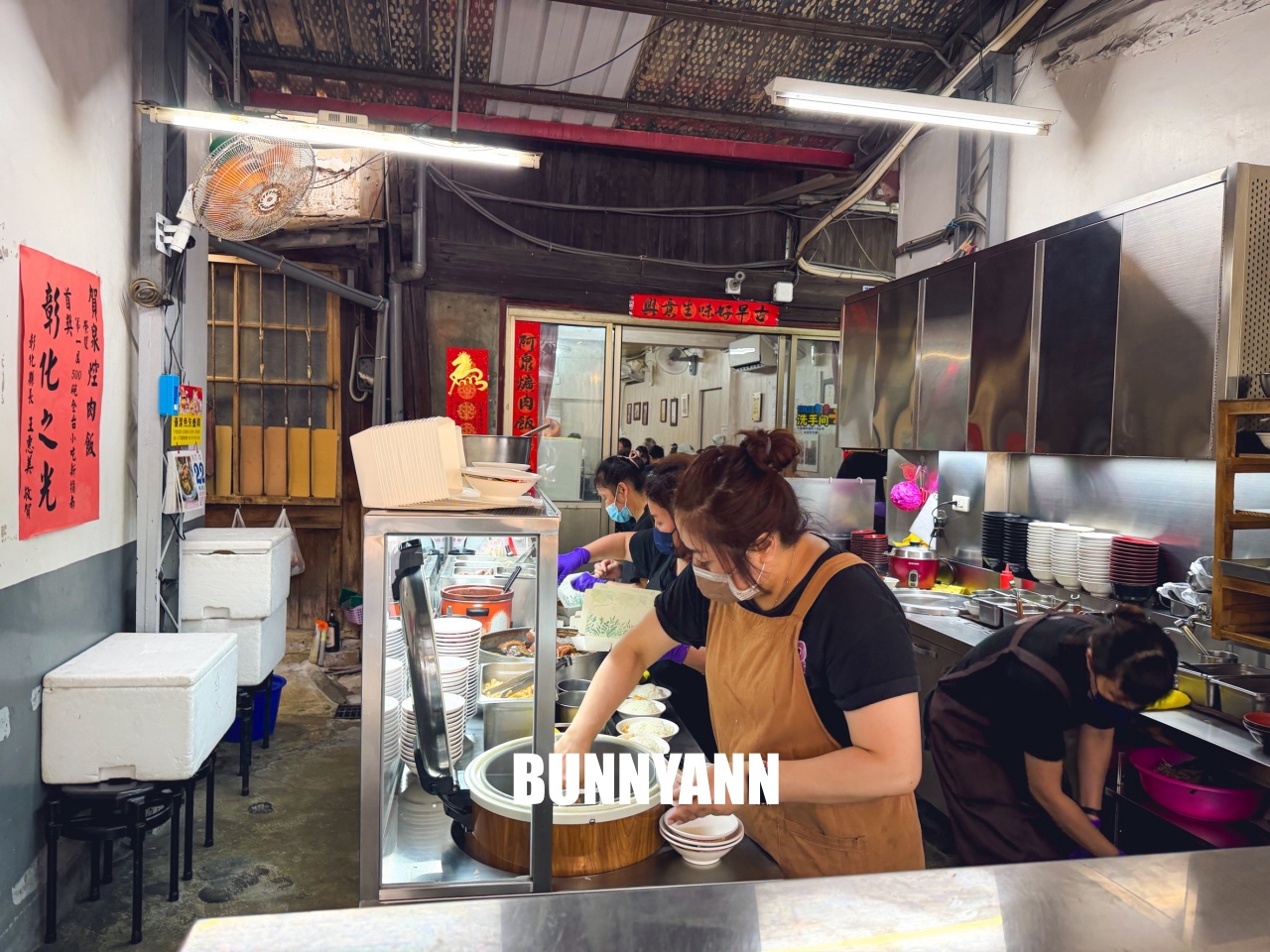 附近鄰居常吃中午，就是爌肉飯店家，兩百元能吃很飽，間隔肉也是招牌