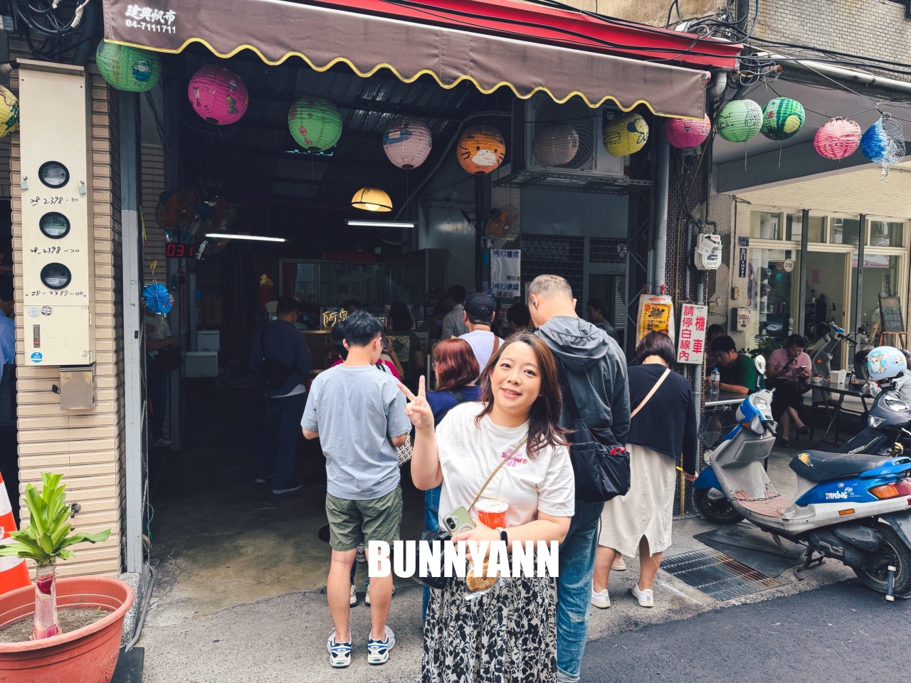 附近鄰居常吃中午，就是爌肉飯店家，兩百元能吃很飽，間隔肉也是招牌